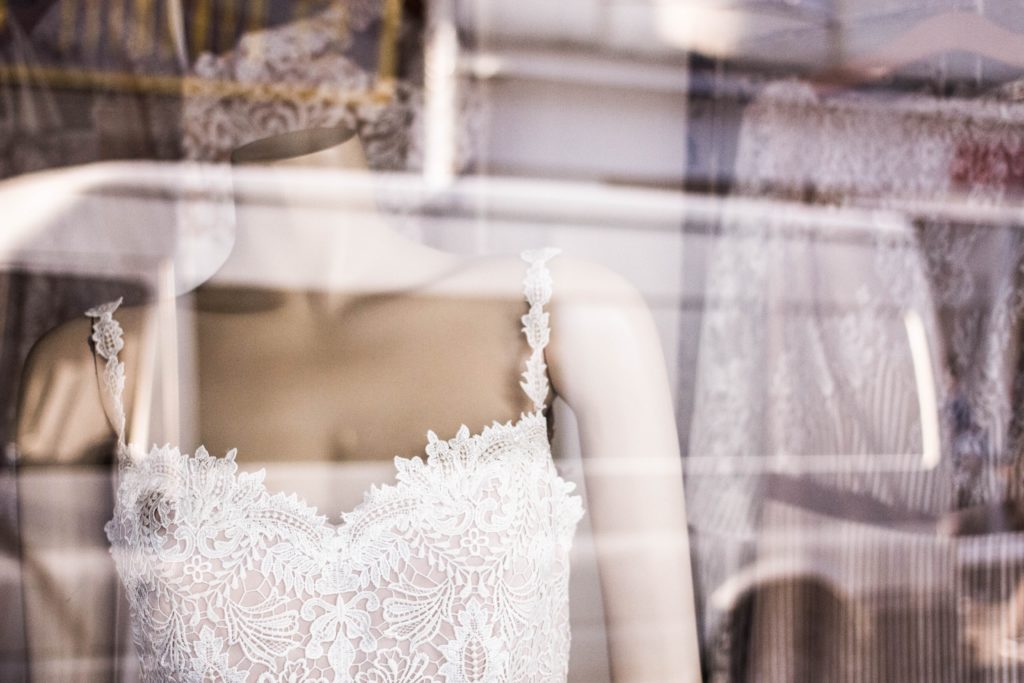 Où acheter une robe de mariée pas chère ? 10 manières de trouver une jolie tenue de mariage pour moins de 500 euros., The Wedding Explorer