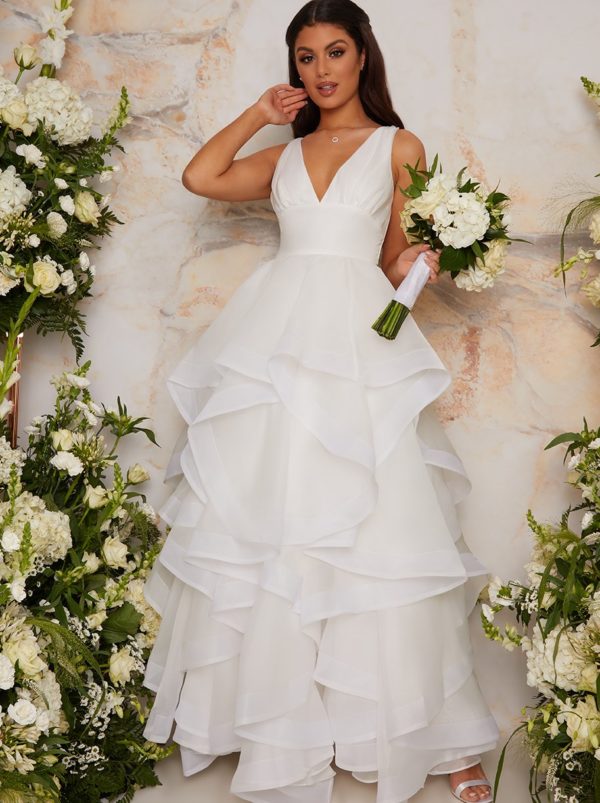 Chi Chi London – Bridal Plunge Neck Tiered Tulle Wedding Dress in White Robes de mariée à moins de 500 euros CHI CHI