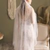 Voiles de mariage ivoire perles à un étage Tulle bord coupé goutte longueur au genou voile de mariée, The Wedding Explorer
