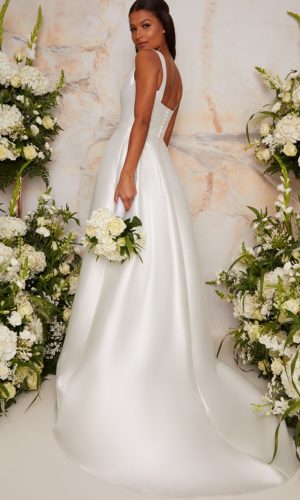 Chi Chi London – Sleeveless Structured Satin Bridal Dress with Train in White Robes de mariée princesse CHI CHI