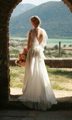 MyFrenchLinenHouse – Backless linen wedding dress, lace detail dress with a train Mariage Bohème ETSY
