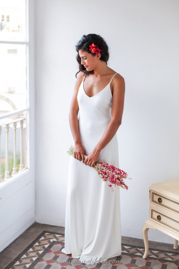 Mimetik – Simple and elegant slip wedding dress with thin spaghetti straps and low cut back Robes de mariée à moins de 200 euros ETSY