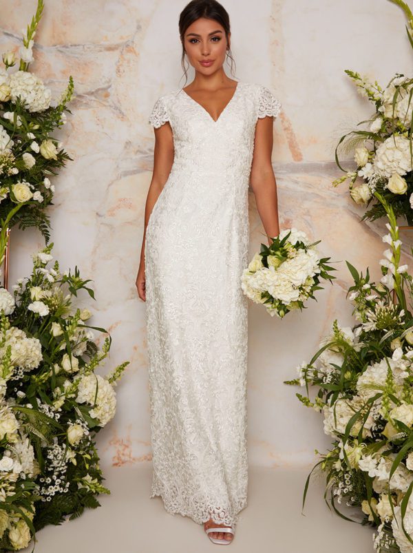 Chi Chi London – Bridal Lace Embellished Maxi Wedding Dress in White Robes de mariée à moins de 1000 euros CHI CHI