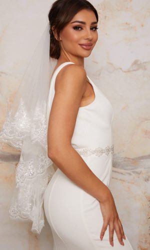 Chi Chi London – Bridal Veil with Floral Edging in White Voiles de mariée CHI CHI