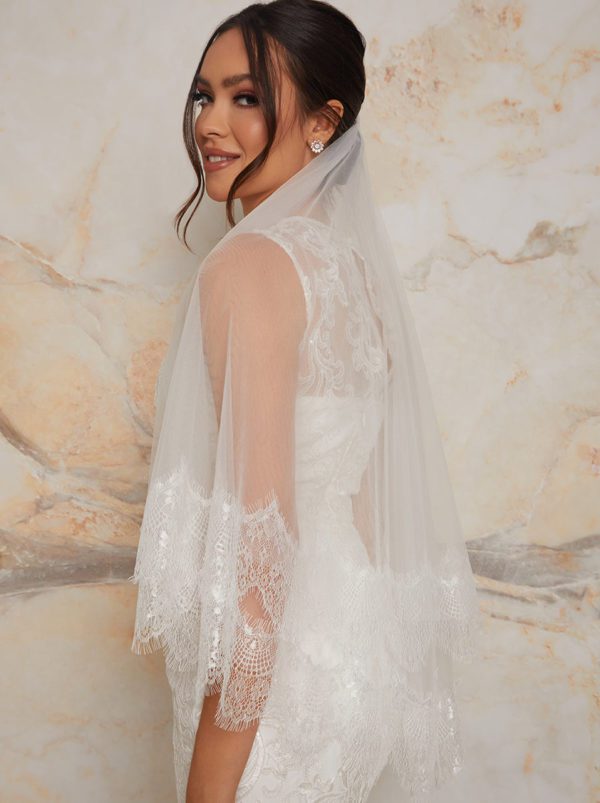 Chi Chi London – Bridal Veil with Floral Lace Edging in White Voiles de mariée CHI CHI