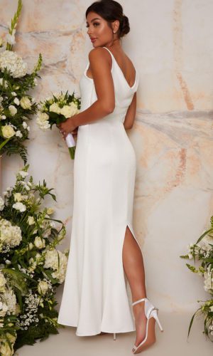 Chi Chi London – Cowl Neck Satin Slip Maxi Dress in White Robes de mariée modernes CHI CHI