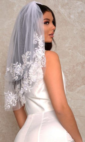 Chi Chi London – Floral Lace Trim Bridal Veil in White Voiles de mariée CHI CHI
