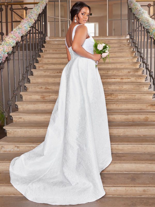 Chi Chi London – Petite Sleeveless Textured Bridal Wedding Dress with Train in White Robes de mariée à moins de 200 euros CHI CHI