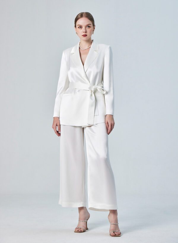 Silk Maison – Belted Doube-Breasted Satin Blazer & Pants Set Robes de mariée à moins de 500 euros SILK MAISON