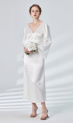 Silk Maison – Flare Sleeve Empire Waist Backless Satin Dress Robes de mariée modernes SILK MAISON