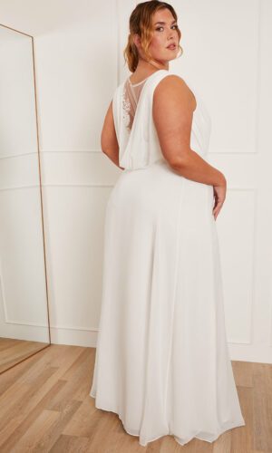 Chi Chi London – Plus Size V Neck Drape Maxi Wedding Dress in White Robes de mariée modernes CHI CHI