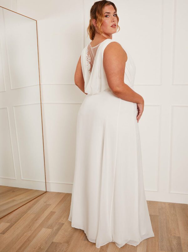 Chi Chi London – Plus Size V Neck Drape Maxi Wedding Dress in White Robes de mariée modernes CHI CHI