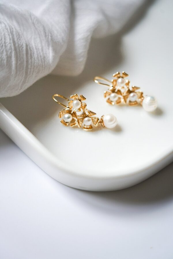 AtelierLilac – Boucles d’oreilles fleuries de mariage perles naturelles d’eau douce Boucles d'oreilles