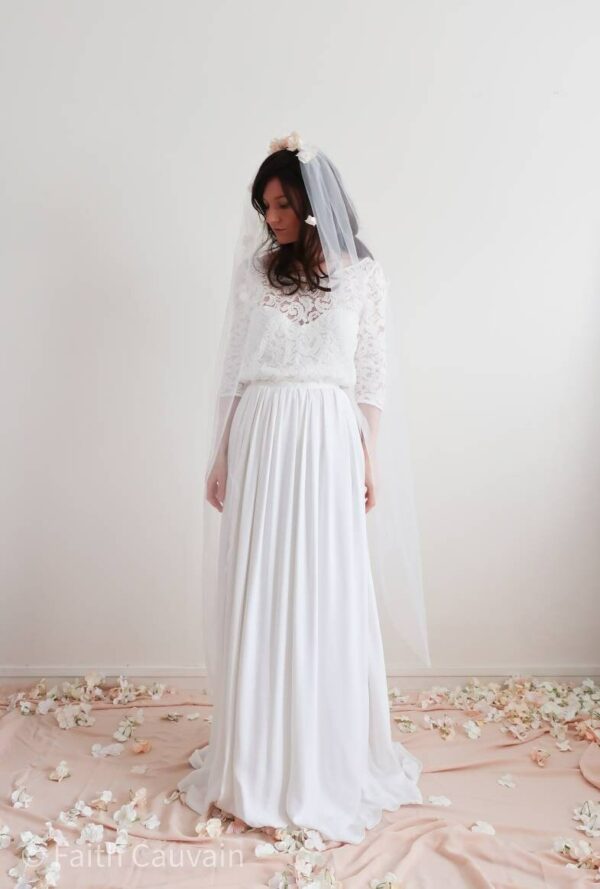FaithCauvain – Long bridal veil in off-white tulle and flower petals. Accessory hairstyle wedding boho romantic. Voiles de mariée