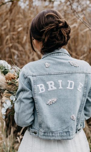 Veste bride denim boho Tenues pour la mariée moderne The Wedding Explorer Veste bride denim boho Tenues pour la mariée moderne The Wedding Explorer