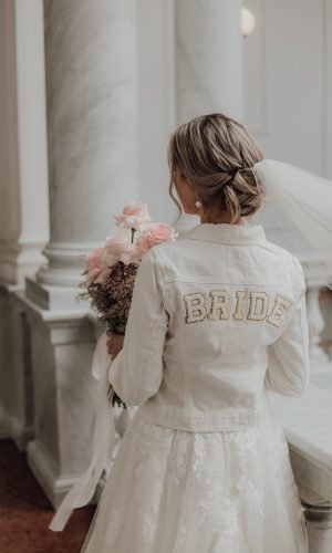 Veste blanche bride denim boho Tenues pour la mariée moderne The Wedding Explorer Veste blanche bride denim boho Tenues pour la mariée moderne The Wedding Explorer