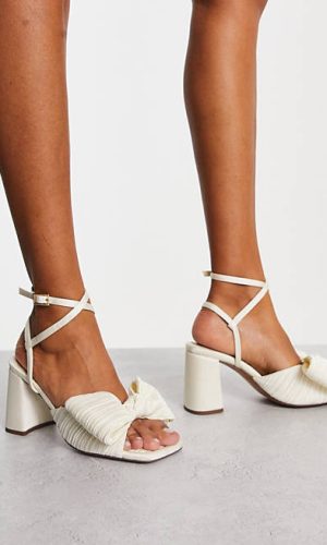 ASOS DESIGN – Hitched – Sandales à talon mi-haut et détail nœud – Ivoire Chaussures mariage The Wedding Explorer