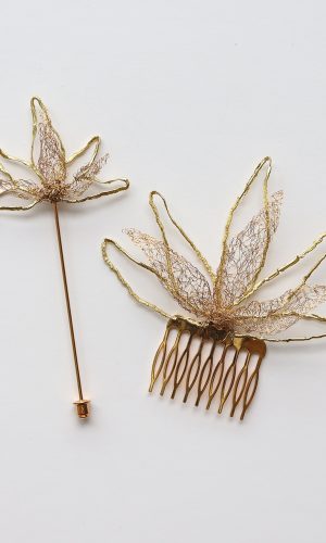 Lot Palma – peigne et boutonnière dorés Accessoires cheveux mariage The Wedding Explorer Lot Palma – peigne et boutonnière dorés Accessoires cheveux mariage The Wedding Explorer