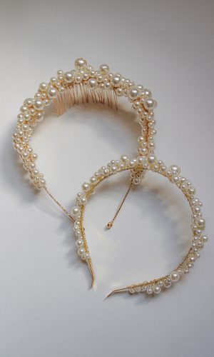 Serre-tête de mariée perlé Cait Diadèmes & Bijoux de tête The Wedding Explorer