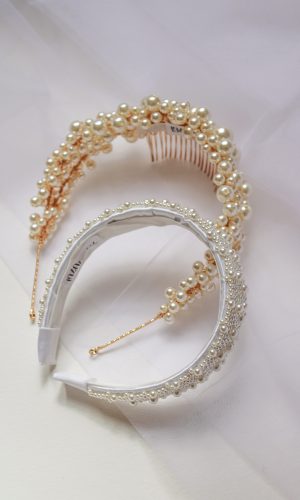 Serre-tête de mariée perlé Clemmie Tiara Gold Diadèmes & Bijoux de tête The Wedding Explorer