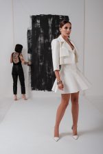 AVA – Veste trench court Tenues pour la mariée moderne The Wedding Explorer