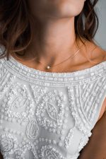 Raffinée – Collier de dos perles naturelles Accessoires mariage The Wedding Explorer