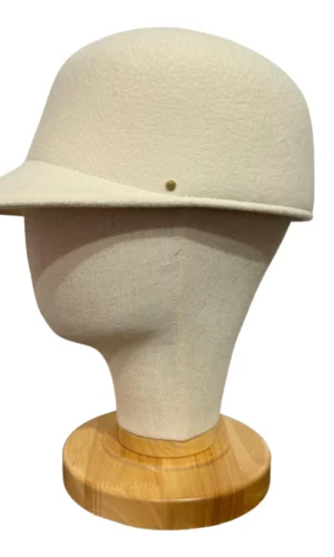 Casquette de mariée en feutre de laine Caroline Accessoires mariage The Wedding Explorer