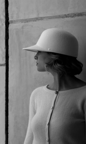 Casquette de mariée en feutre de laine Caroline Accessoires mariage The Wedding Explorer