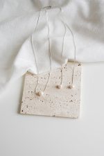 Raffinée – Collier de dos perles naturelles Accessoires mariage The Wedding Explorer