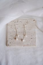 Raffinée – Boucles d’oreilles perles naturelles Accessoires mariage The Wedding Explorer
