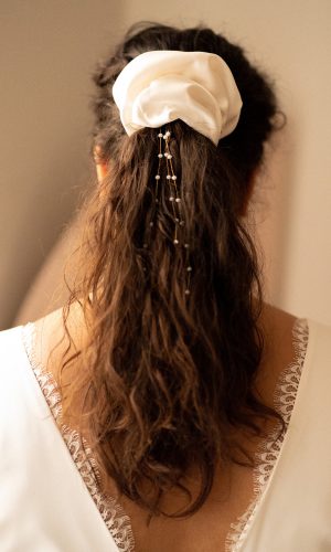 Chouchou de mariée en soie Perlé Accessoires cheveux mariage The Wedding Explorer