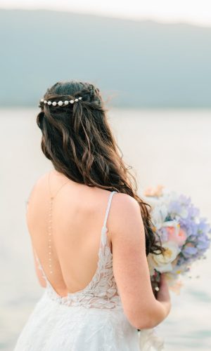 Pensée – Collier de dos délicat perles naturelles Accessoires mariage The Wedding Explorer