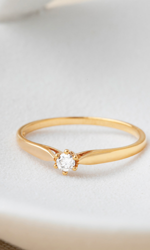 Bague Solitaire Roseau 6 griffes – 0.07 carat – or jaune 18 carats : bijoux Edenly Accessoires mariage The Wedding Explorer