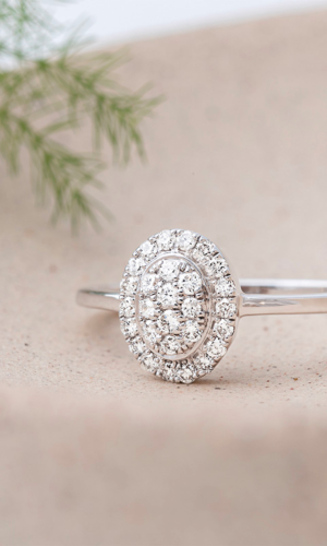 Bague de Fiançailles Abondance – Cluster – or blanc 18 carats et diamants : bijoux Edenly Accessoires mariage The Wedding Explorer