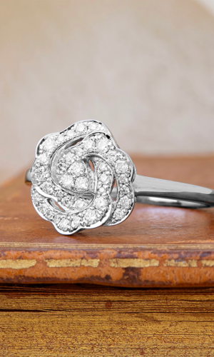 Bague de fiançailles Eclosion – Nina – or blanc 18 carats et diamants : bijoux Edenly Accessoires mariage The Wedding Explorer