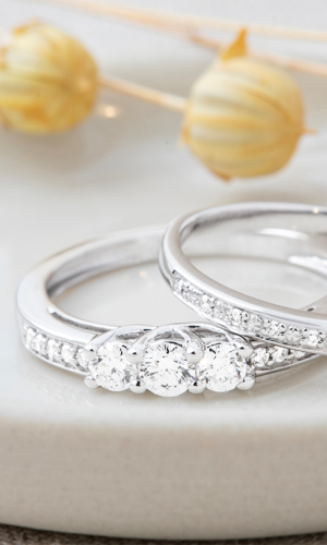 Bague de Fiançailles Or Blanc Trilogie pavée – 0.34 carat – or blanc 18 carats : bijoux Edenly Accessoires mariage The Wedding Explorer