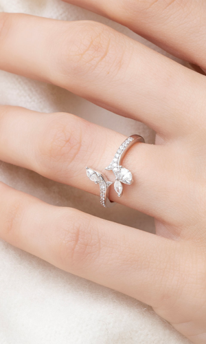 Bague Bois Mystérieux – or blanc 9 carats, diamants et saphirs navettes : bijoux Edenly Accessoires mariage The Wedding Explorer