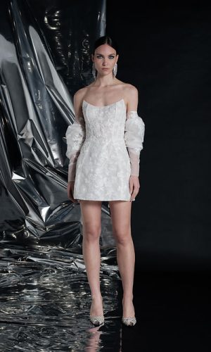 Robe de mariée brodée courte SAM Robes de mariée courtes The Wedding Explorer