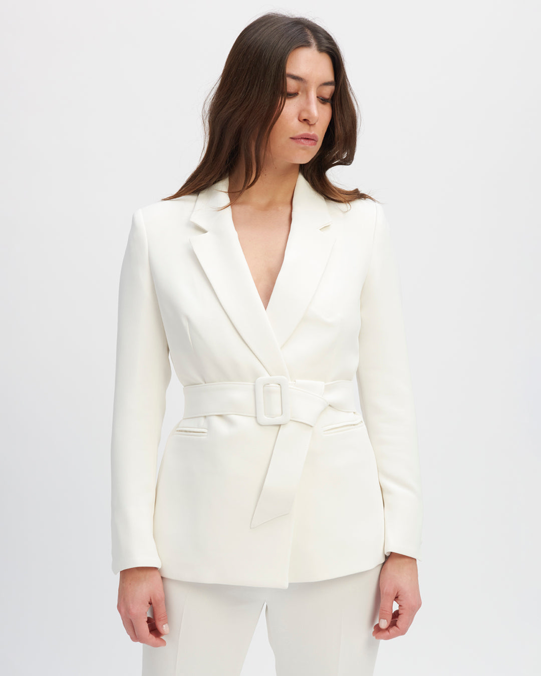 Veste tailleur Olbia – Blanche Tailleurs de mariage The Wedding Explorer Veste tailleur Olbia – Blanche Tailleurs de mariage The Wedding Explorer