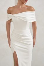 Eva | Robe longue blanche avec nœud Bardot et fente sur la cuisse Robes de mariée The Wedding Explorer