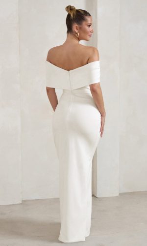 Eva | Robe longue blanche avec nœud Bardot et fente sur la cuisse Robes de mariée The Wedding Explorer
