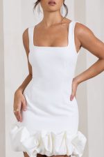 Lucy | Mini-robe blanche à bretelles et bordure froncée Robes de mariée courtes The Wedding Explorer