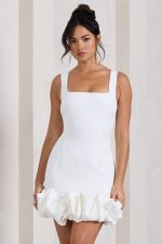 Lucy | Mini-robe blanche à bretelles et bordure froncée Robes de mariée courtes The Wedding Explorer