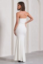 My Muse | Robe longue blanche à encolure bandeau avec fleurs et fente sur le côté Robes de mariée The Wedding Explorer
