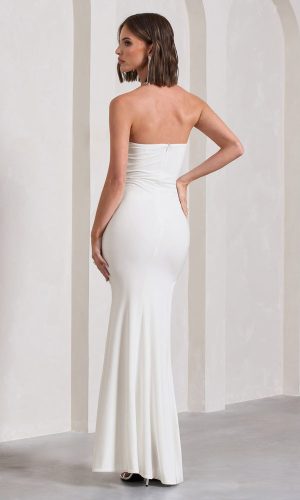 My Muse | Robe longue blanche à encolure bandeau avec fleurs et fente sur le côté Robes de mariée The Wedding Explorer