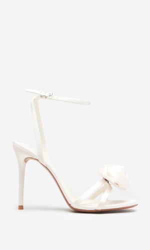 Sweet Step | Sandales ivoire en satin à talons aiguilles et fleur amovible Chaussures mariage The Wedding Explorer