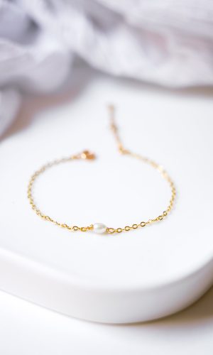 Perlette – Bracelet chaine et perle naturelle Accessoires mariage The Wedding Explorer