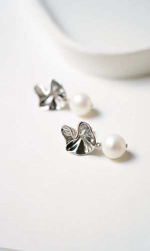 Bruna – Boucles d’oreilles tendance perle naturelle Accessoires mariage The Wedding Explorer