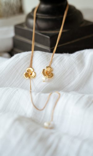 Heureuse – Collier de dos Floral Accessoires mariage The Wedding Explorer