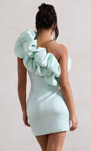 At The Opera | Mini-robe en satin vert menthe à encolure asymétrique Robes courtes invitées The Wedding Explorer